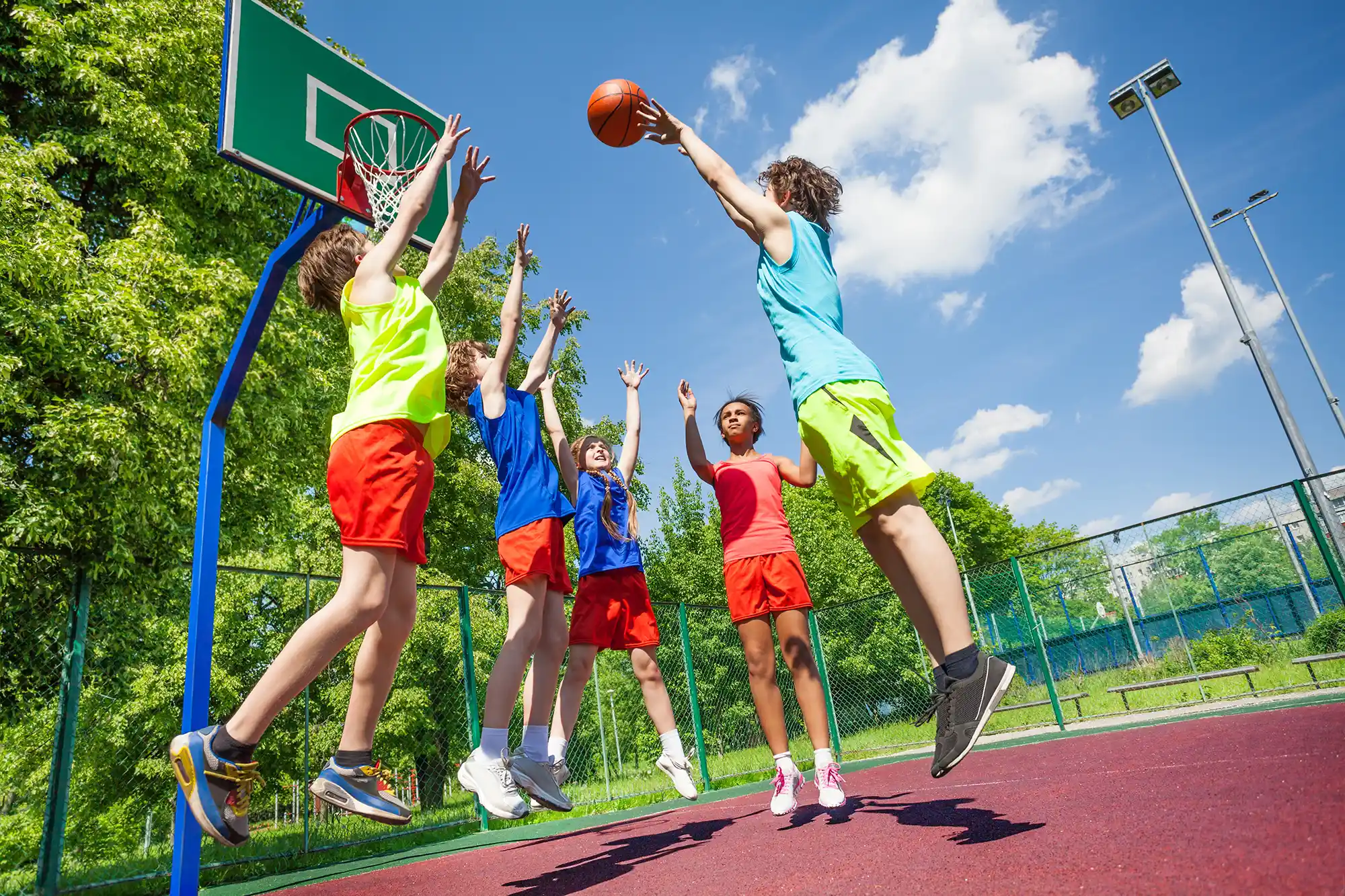 jeunes jouent à basket activités sportives au calping à Muzillac
