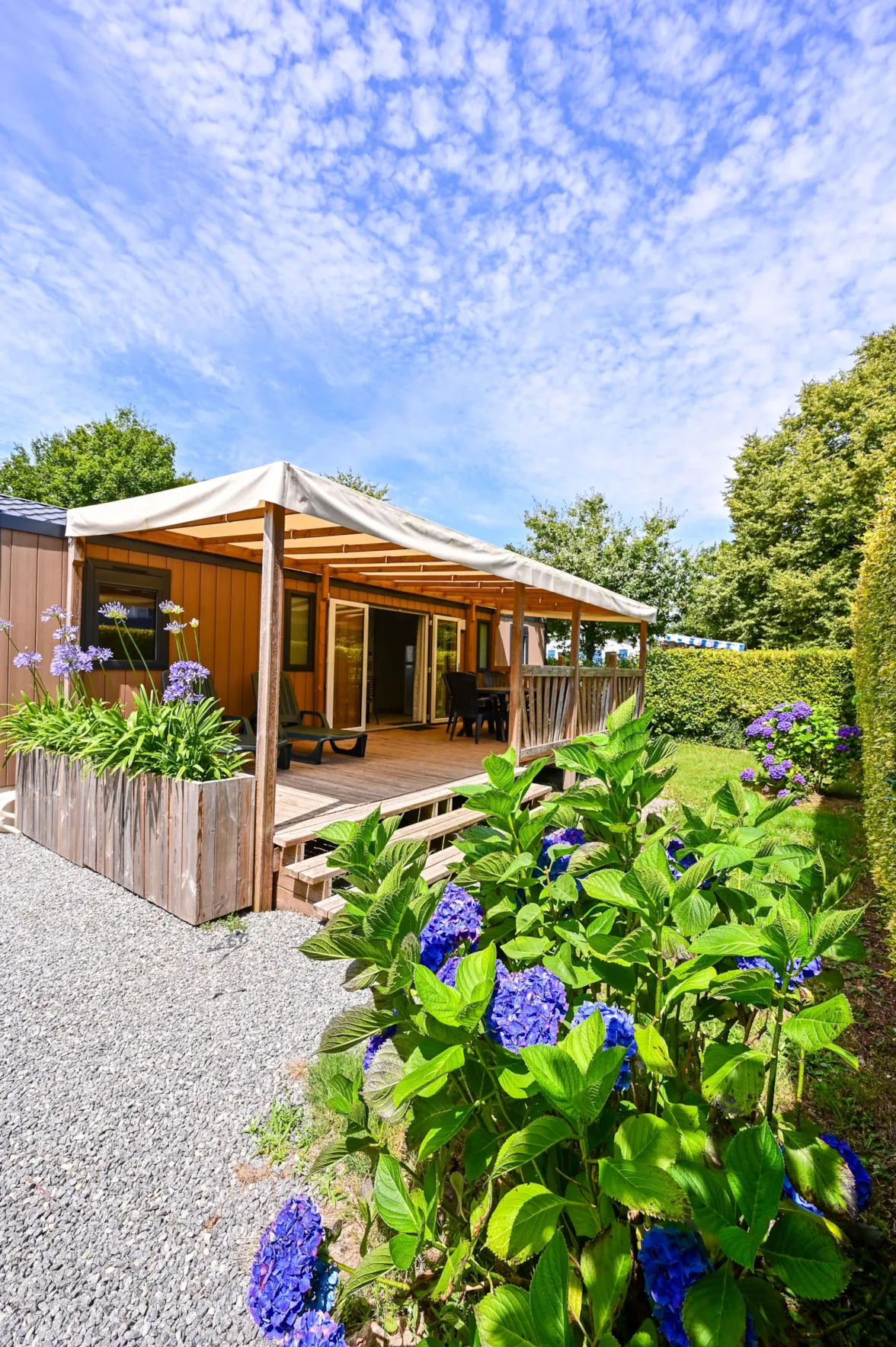 terrasse en bois du mobil home premium camping dans le Golfe du Morbihan